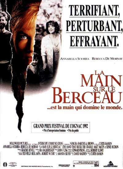 LA MAIN SUR LE BERCEAU